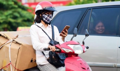 Nghị định 168 - Lỗi trừ 10 điểm GPLX: Điều khiển xe máy dùng tay sử dụng điện thoại gây TNGT